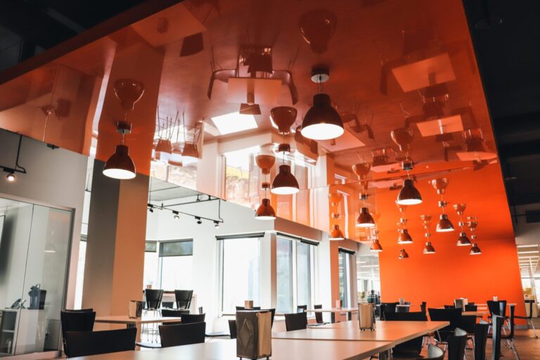 Cafétéria de bureau avec plafond coloré orange et luminaires