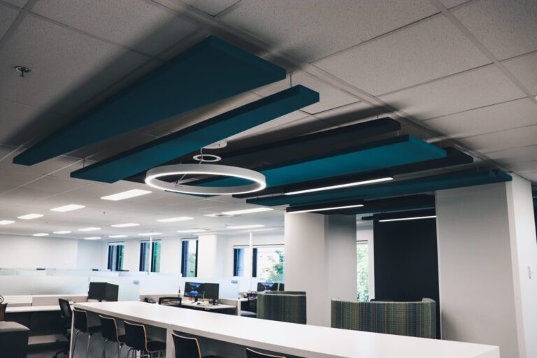 Salle de conférence avec panneaux acoustiques bleus au plafond
